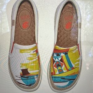 Uin Slip-On Canva Loafer Shoes, women’s size 8 1/2, “Surfing by Sea 2” style